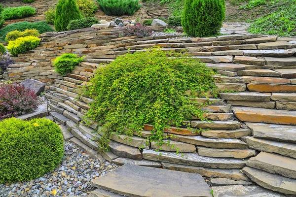 Designing Outdoor Retreats: Hardscaping Trends in Burlingame